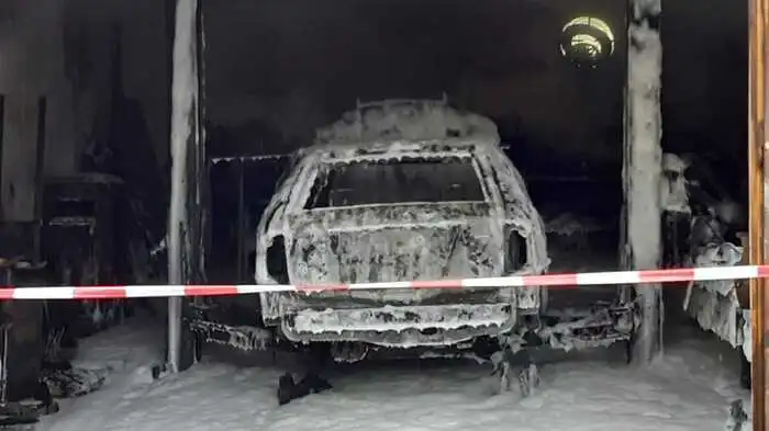 Beim Eintreffen der Feuerwehr St. Oswald b.Pl. - St. Bartholomä stand die Garage in Vollbrand.