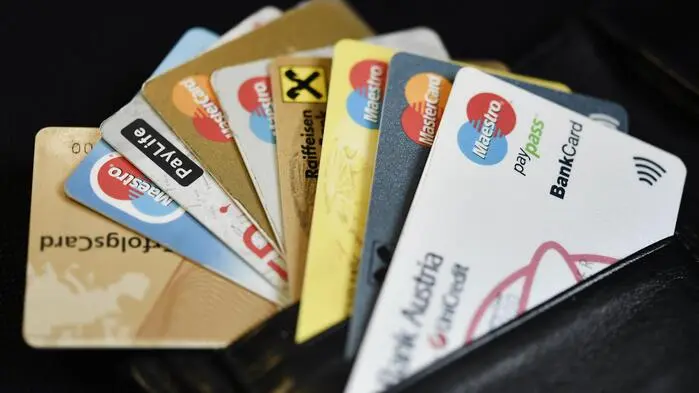 Viele Firmen bieten Kreditkarten mit Zusatzservices an. Sind die aber auch ihr Geld wert?