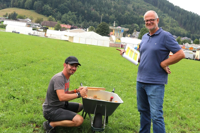 Marktmeister Arthur Ottowitz und Bernhard Jamer vermessen die Stehplätze für die Krämer.