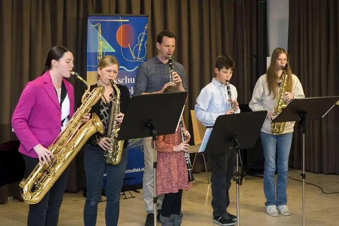 Das Programm präsentierte sich bunt und vielseitig. Insgesamt 11 Interpreten – Solisten, Kleingruppen und Ensembles – aus unterschiedlichen Ausbildungsklassen zeigten ihr Können. 