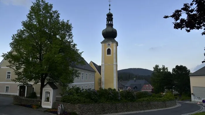 Das Übungsszenario war Rauchentwicklung und die Bergung von eingeschlossenen Personen aus dem 2. Stock eines Hauses im Zentrum von St. Jakob im Walde