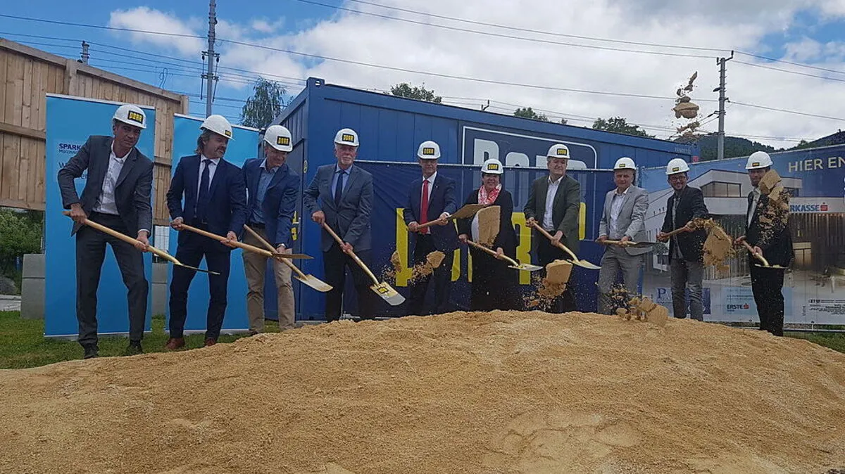Pünktlich zum Start der Sommerferien lud die Sparkasse am Montag zum Spatenstich