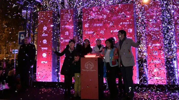 Am Mittwochabend wurden in der Pariser Champs-Élysées offiziell der Advent gestartet.