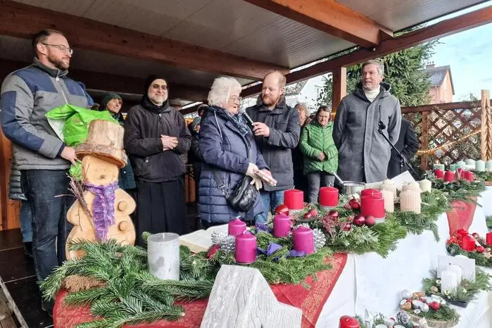 Nach der Begrüßung durch Bürgermeister Manfred Lenger sorgten die Kinder und das Team der Kinderbetreuungseinrichtung Blumenwiese für einen stimmungsvollen Auftakt, bevor Pater Gabriel den Adventkranz segnete und der Markt offiziell seine Pforten öffnete.