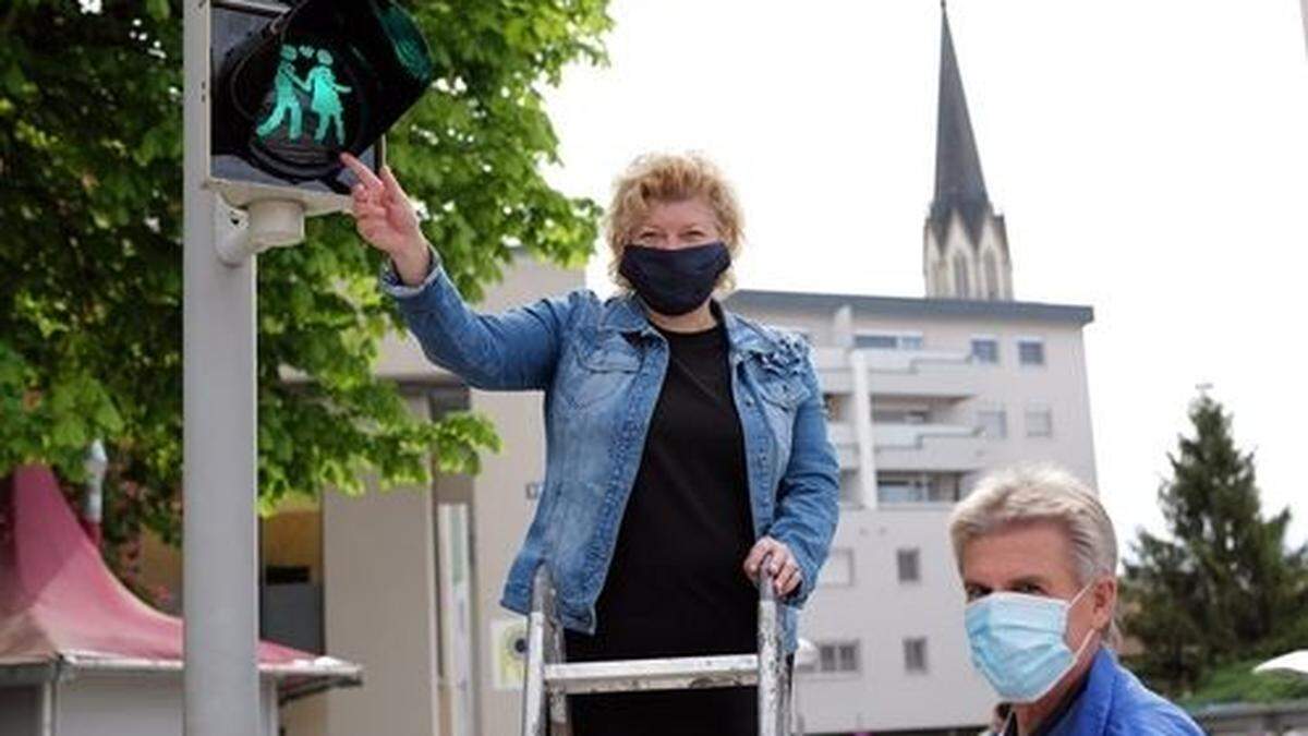 Vizebürgermeisterin Irene Hochstetter-Lackner mit Ampelpärchen.