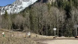 Aus Haftungsgründen und wegen Materialablagerungen für die Straßenbaustellen am Präbichl ist der Parkplatz Gsollkehre gesperrt