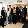 Vertreter der Stadtgemeinde Wolfsberg posieren mit Mitgliedern des „aspHALT“-Teams | Am neuen Standort von „aspHALT“, von links: Doris Decker, Sara Kerndl, Alexander Radl, Corina Wintschnig, Emanuel Blantar, Josef Steinkellner, Jürgen Jöbstl, Hannes Hubel