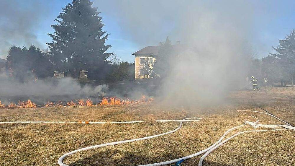 Wiesenbrand in Klagenfurt-Limmersdorf. Schlimmeres konnte verhindert werden