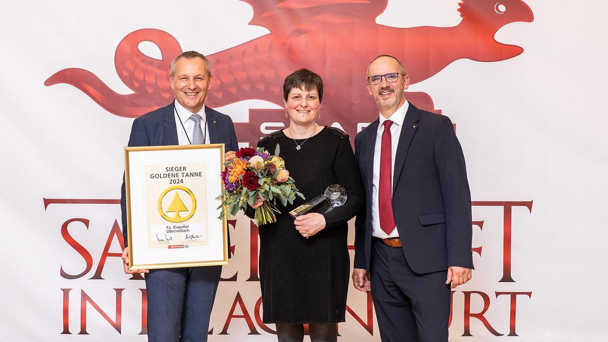 Bei der Verleihung der „Goldenen Tanne“: Paul Bacher, Geschäftsführer für SPAR Kärnten und Osttirol, Spar-Kauffrau Julia Kapeller und Manfred Pertl, Leiter Verkauf Einzelhandel