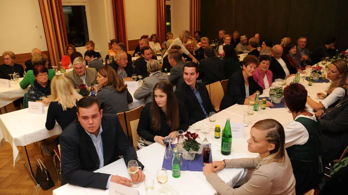 Mittwochabend fanden sich 200 Gäste im Festsaal Hochhuber im Gemeindeamt Peggaus ein.