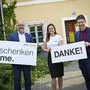 Caritasdirektor Ernst Sandriesser und Roberta Striedinger (Caritas) danken STW-Vorstand Erwin Smole (links) für das Wärmepaket für das Eggerheim 