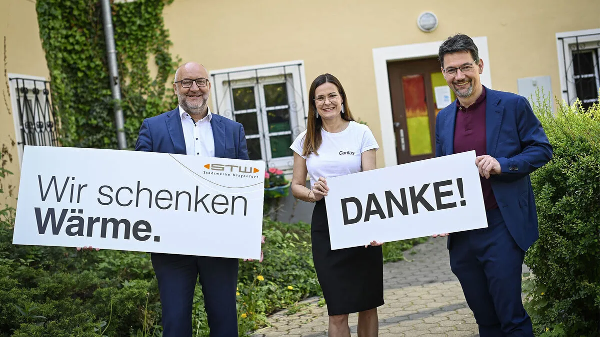 Caritasdirektor Ernst Sandriesser und Roberta Striedinger (Caritas) danken STW-Vorstand Erwin Smole (links) für das Wärmepaket für das Eggerheim 