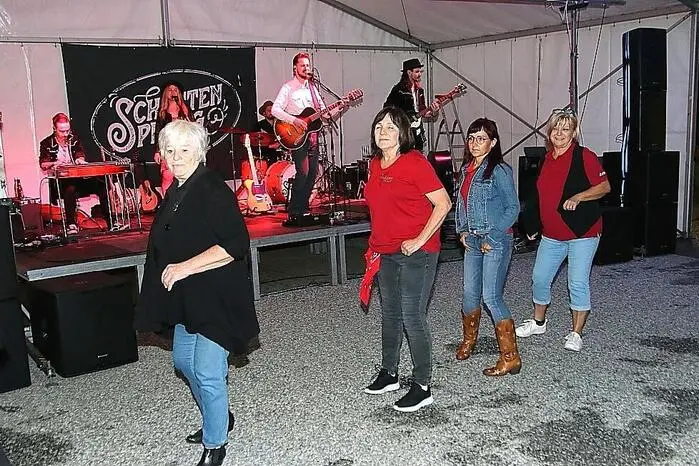 Bereits bei den ersten Melodien kamen Line-Tänzer aufs Parkett. Auch der Weststyrian Countrymusic Club beteiligte sich am Programm.