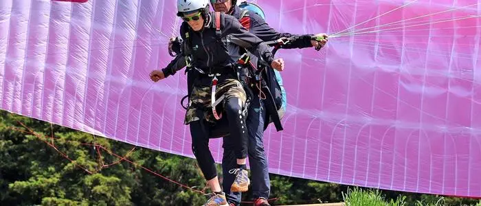 Rudi Baumgartner und Passagier Manuel Girzikowsk starten von der Emberger Alm
