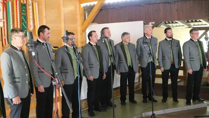 Von einer musikalischen Klangwolke umhüllt war am Wochenende das kleine Örtchen Projern nahe dem Hörzendorfer See. Unter dem Motto „Wo man singt“ lud der Männergesangsverein (MGV) Hörzendorf zum Gästesingen in die Festhalle.
