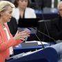 Ursula von der Leyen, Josep Borrell (im Hintergrund) in Straßburg: Achtes Sanktionspaket