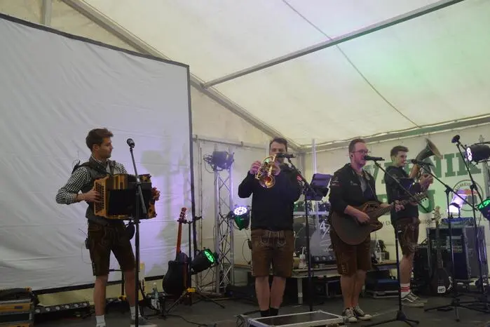  Nach dem Festakt unterhielt der MV Pusterwald mit einem Frühschoppen, danach spielten die 4/Takter auf und brachten die Festgäste in ausgelassene Feierstimmung.