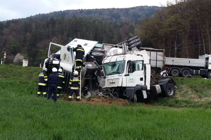 Die Fahrzeuge landeten im Straßengraben. Beide Lenker - ein 23-jähriger Straßburger und eine 45-Jährige aus Eberndorf - wurden verletzt.