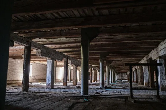 Das zweite Geschoß ist derzeit nur durch ein kleines Loch in der Decke zugänglich und eine wacklige Leiter erreichbar - unser Fotograf hat es trotzdem gewagt.