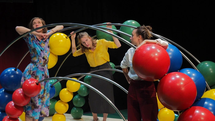 Das Theaterstück beschäftigt sich mit der Suche nach einem Platz im Universum.