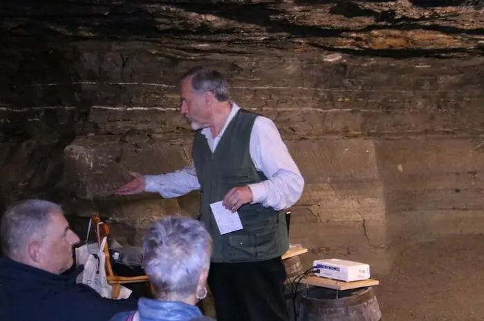 Der Historiker Ernst Lasnik sprach über die Geschichte dieses Sandstein-Abbaus.