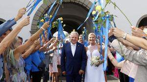 Zahlreiche Gratulanten standen für das glückliche Brautpaar Spalier