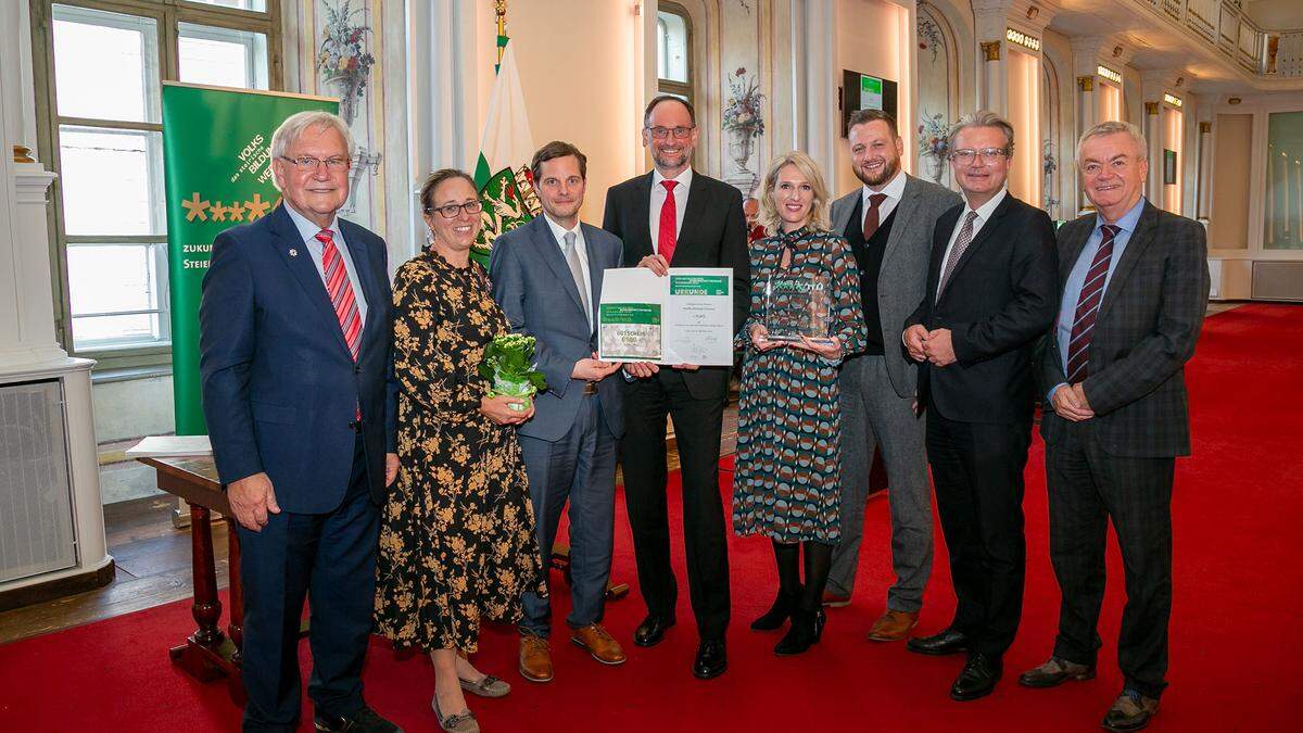 Sieglinde Riedl, Gernot Buggler, René Thaller und Karin Hojak-Talaber (Stadtschmiede Eisenerz) mit Bürgermeister Thomas Rauninger, LH Christopher Drexler, LH-Stv. Anton Lang und Franz Majcen, Präsident des Steirischen Volkshilfswerks (l.)