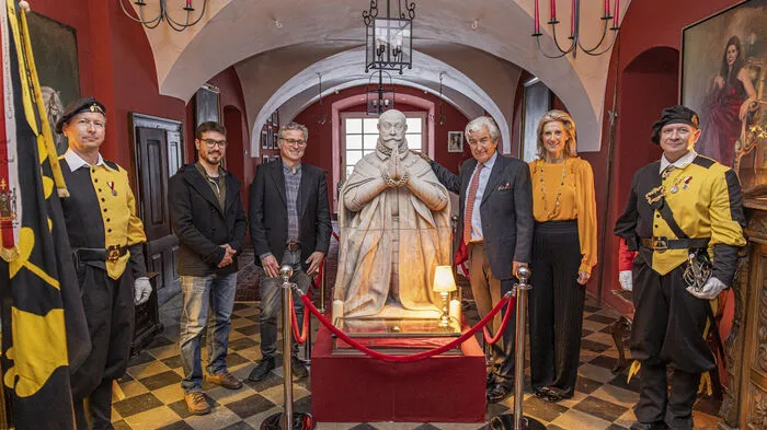 Bildhauer Emir Omercic, Restaurator Gerhard Zottmann, Karl Khevenhüller-Metsch und Gattin Lelia präsentierten stolz die Grabesstatue von Hans Khevenhüller.