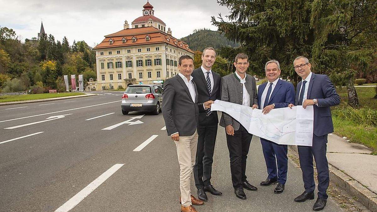 Lokalaugenschein vor dem Schloss Pöckstein: Volker Bidmon, Leiter der Abteilung Straßen und Brücken, Hufnagl, Gruber, Fiala und Walcher (von links)