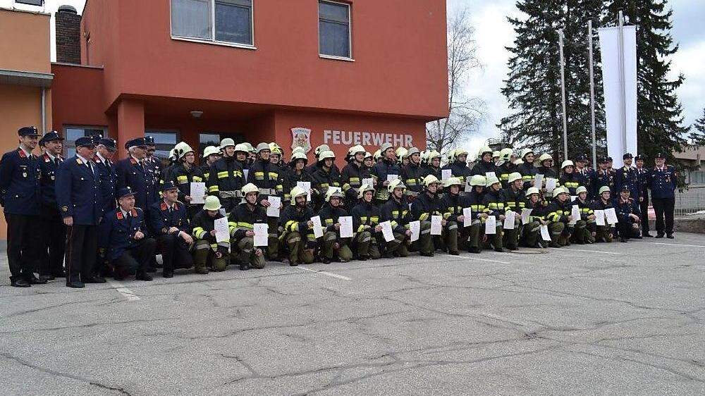 Die stolzen neuen Feuerwehrmänner und -frauen