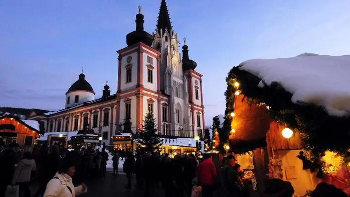 Die Mariazeller Basilika abends im Winter während des Mariazeller Advents