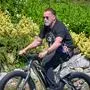 Arnold Schwarzenegger zurück in der Heimat Thal bei Graz, Österreich, Europa: Hollywood-Star Arnold Schwarzenegger besucht seine steirische Heimat. Der weltbekannte Schauspieler und Ex-Gouverneur von Kalifornien ist mit dem Fahrrad unterwegs, trifft alte Freunde und Fans und zeigt sich volksnah. Der Besuch sorgt für großes Medieninteresse. Schlagworte: Arnold Schwarzenegger, Thal, Steiermark, Heimatbesuch, Fahrrad, Prominente, Hollywood, Kalifornien, Gouverneur, Filmstar, Österreich, Europa, Sport, Begegnungen, Fanliebe, Medienrummel, Heimatverbundenheit, Stars zum Anfassen. *** Arnold Schwarzenegger back home Thal near Graz, Austria, Europe Hollywood star Arnold Schwarzenegger visits his Styrian homeland The world-famous actor and Copyright: xKEVINxGEISSLERx