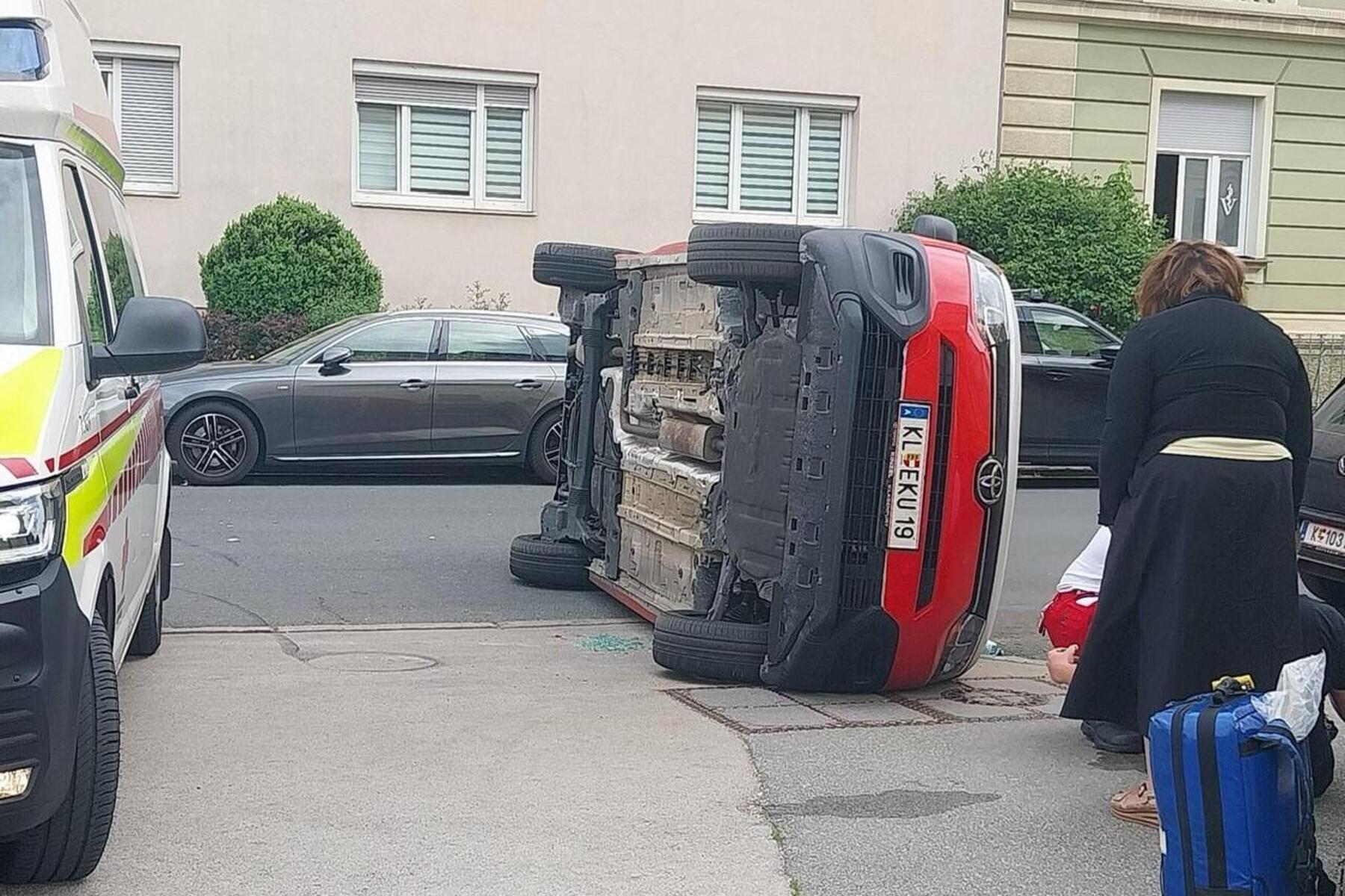 Ein Verletzter: Auto nach Unfall in Klagenfurt umgekippt