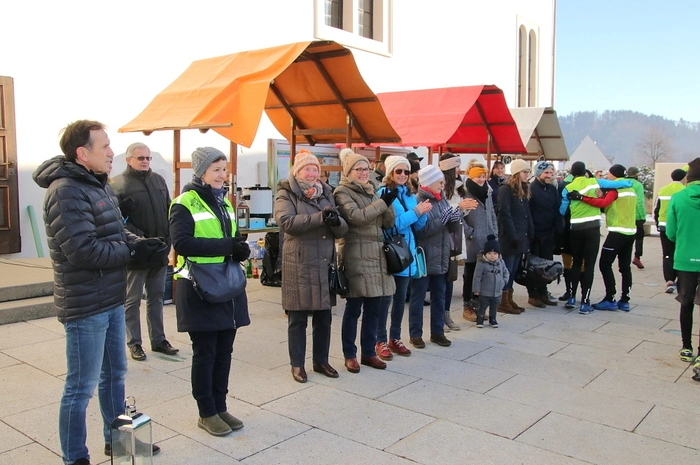 Am Kirchplatz in Köflach wurden die Läufer von den Wartenden mit Applaus empfangen. Den Abschluss der Benefiz-Aktion bildete ein Gottesdienst mit Pfarrer Johannes Baier. Für alle Kirchgänger gab es eine Friedenslicht-Kerze als Geschenk.