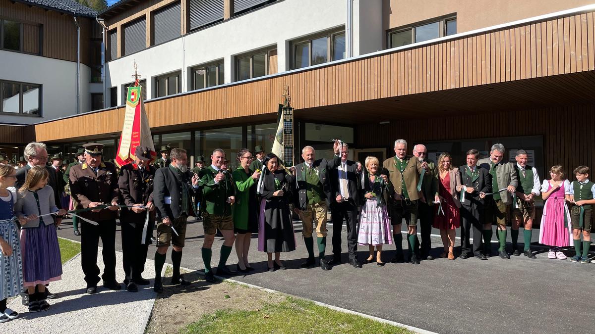 Landeshauptmann Christopher Drexler mit den Bürgermeistern der Ausseerlandgemeinden und anderen beim Bandschnitt