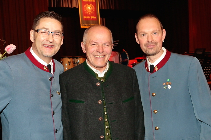 Für zehnjährige Zugehörigkeit zum Musikverein wurden Stefanie Gspurning, Lisa Tinnacher, Florian Tscheppe und Victoria Hecher ausgezeichnet. Die Ehrung nahmen Bürgermeister Helmut Linhart und Blasmusik-Bezirksobmann-Stellvertreter Franz Peter Brann vor.