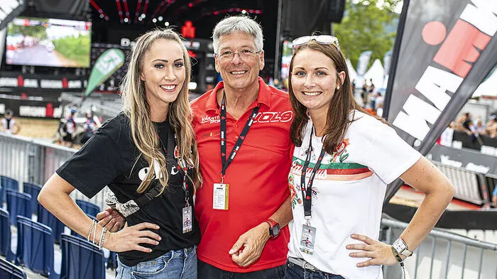 Landeshauptmann Peter Kaiser mit Lisa (links) und Nina fühlte sich beim Ironman pudelwohl