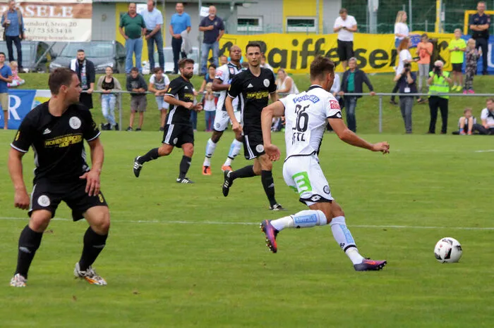 Doch dann kamen die zwei Minuten der Kicker von Trainer Kurt Starchl. Mario Moises in der 19. und Mario Puntigam in der 20. Minute knackten die Sturm-Abwehr und schossen zwei Traumtore. Nach der Pause ließ Trainer Franco Foda die Einser-Garnitur einlaufen und die machten dann alles klar. Am Ende gewannen die Profis klar mit 2:10 Toren. Trotzdem wurden die Kicker des FC St.Johann-Köppling von den vielen Zuschauern mit Applaus belohnt.