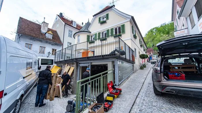 Ins offene Untergeschoss der Adresse "Am Fuße des Schloßbergs 3" kommt der neue Genussladen...