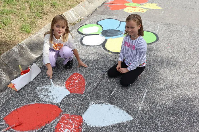 Luisa und Lilli arbeiten schon an ihrem zweiten Kunstwerk.