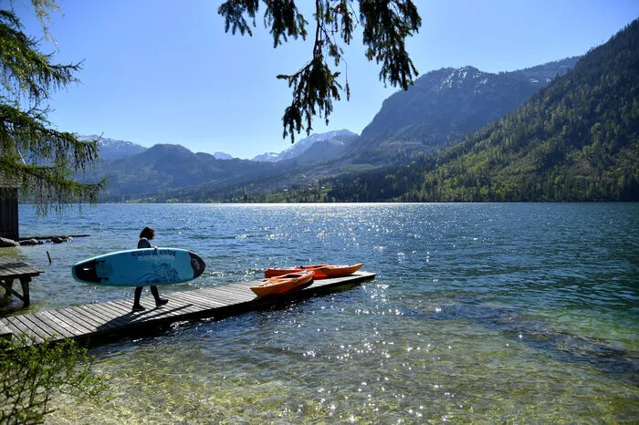 Zum Windsurfen lädt das Gewässer in der Gemeinde Grundlsee ein