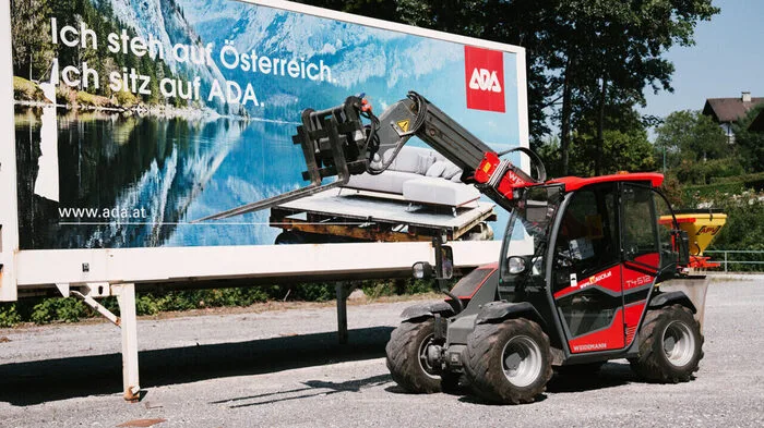 Bei der ADA in Anger. Die Versteigerung läuft, auch ein Teleskoplader kommt unter den Hammer