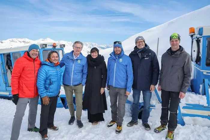 Schneeräumung auf der Großglockner Hochalpenstraße
Beim Durchstich am Hochtor v.l. Leo Bauernberger (GF Salzburger Land Tourismus), Franz Scherer (Vizebürgermeister Fusch),  Johannes Hörl (Vorstand Grohag), Astrid Steharnig-Staudinger (GF Österreich Werbung), Sebastian Jury (Chef der Schneeräumung Grohag), Klaus Ehrenbrandtner (GF Kärnten Werbung) und Martin Lackner (Bürgermeister Heiligenblut)
Foto: Franz Neumayr     26.4.2024