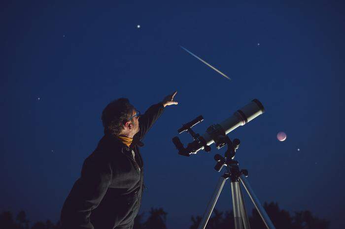 Für die Beobachtung der Perseiden benötigt man zwar keine Hilfsmittel, aber man sollte nach Nordosten schauen und das erst nachdem der Vollmond untergegangen ist. 