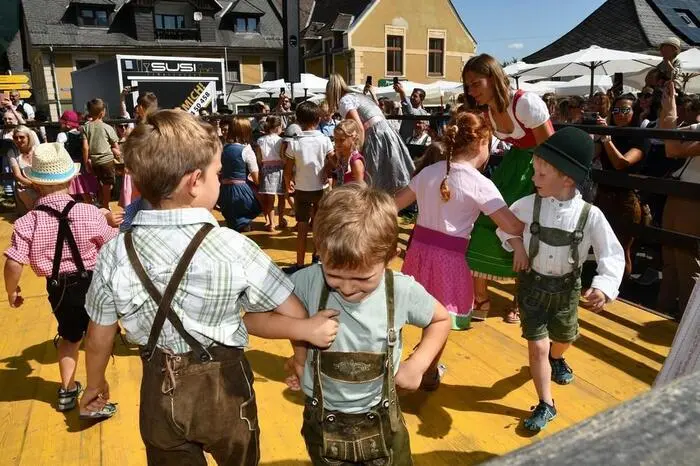 Von Kinden aus Kindergarten und Volksschule sowie der Schuhplattlergruppe wurde einiges an Volkskultur geboten.