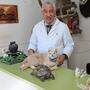 Präparator Sherif Dergham mit der 100 Jahre alt gewordenen Schildkröte