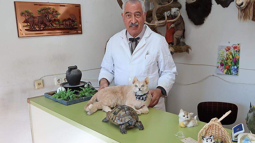 Präparator Sherif Dergham mit der 100 Jahre alt gewordenen Schildkröte