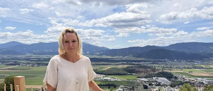Jennifer Wildbolz auf der Terrasse der Jausenstation, von hier hat man einen traumhaften Blick über das Aichfeld