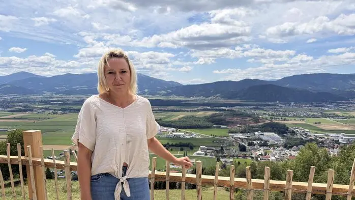 Jennifer Wildbolz auf der Terrasse der Jausenstation, von hier hat man einen traumhaften Blick über das Aichfeld