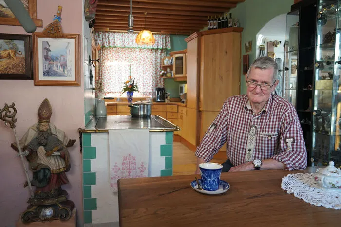 Herbi, 77-jähriger Tischler in Pension aus Tirol, ist Witwer und sucht nach einer lieben Frau zum Kuscheln: „Ich kann garantieren, dass es dir nicht langweilig wird,“ verspricht er der zukünftigen Partnerin sogar. Herbi schnitzt und modelliert neben Heiligen- auch Frauenfiguren: „Aber mir wäre eine lebendige Frau lieber. Die Formen sind ja die gleichen, aber halt aus Fleisch und Blut und nicht nur aus Holz.“ 40 Jahre lang war der Tiroler verheiratet: „Mit der Frau hat man Rösser stehlen können.“ Nach ihrem Tod hatte Herbi eine kurze Beziehung: „Ich hab mich leider trennen müssen. Sie hat so geschnarcht! Das hat man bis nach draußen gehört“, erinnert er sich. Herbis zukünftige Partnerin muss keine Prinzessin sein, beruhigt er. Aber etwas sportlich. Sie darf Rundungen mitbringen und „sie soll nicht eintreten, sondern erscheinen.“